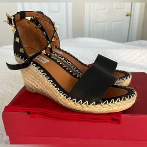 Valentino DOUBLE ROCKSTUD GRAINY WEDGE